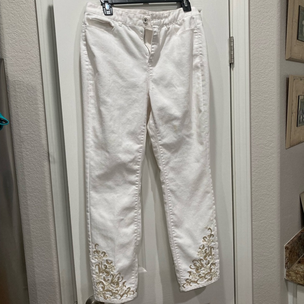 White ankle embroidered slacks